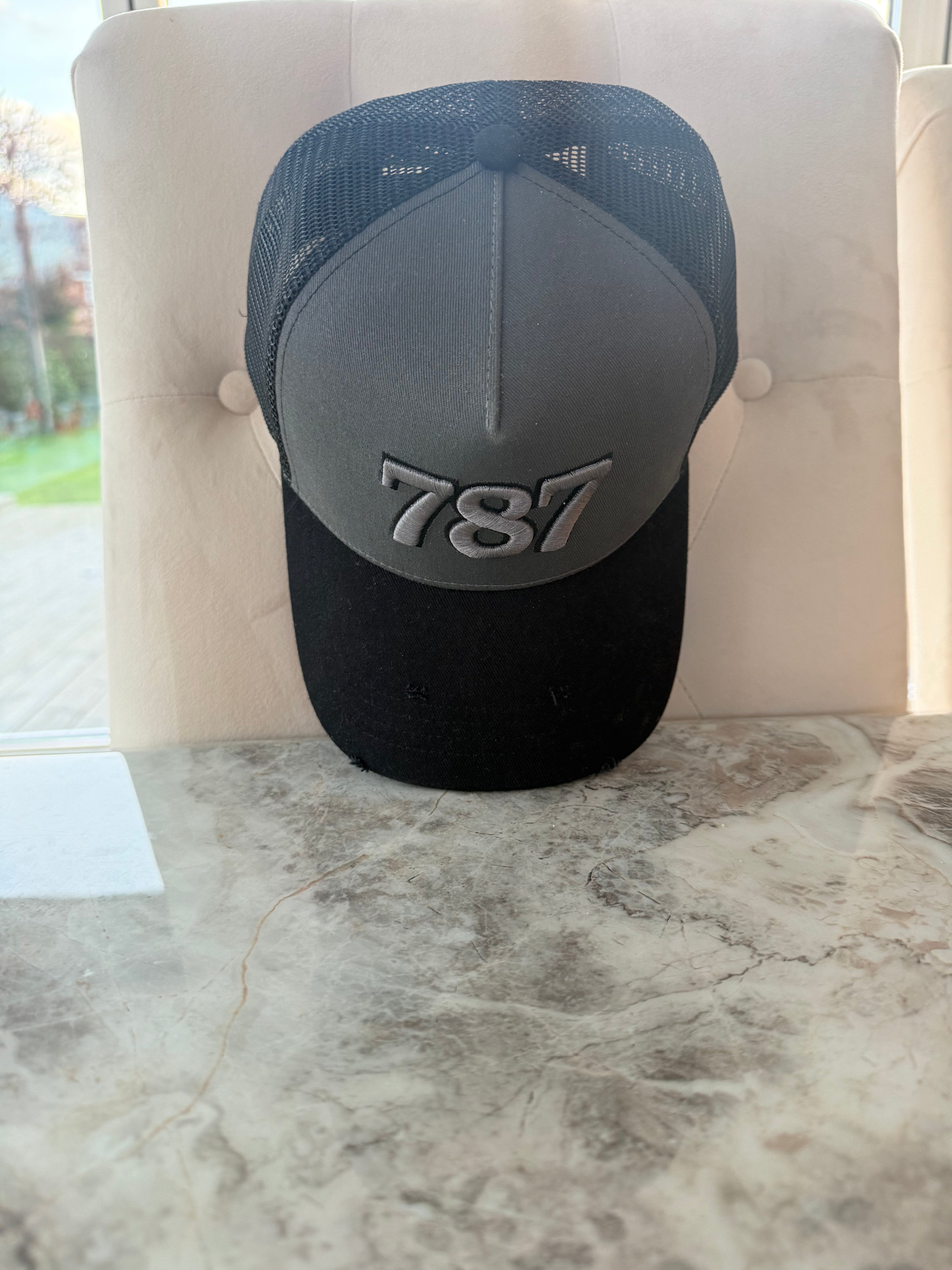 BLACK/GREY TRUCKER HAT